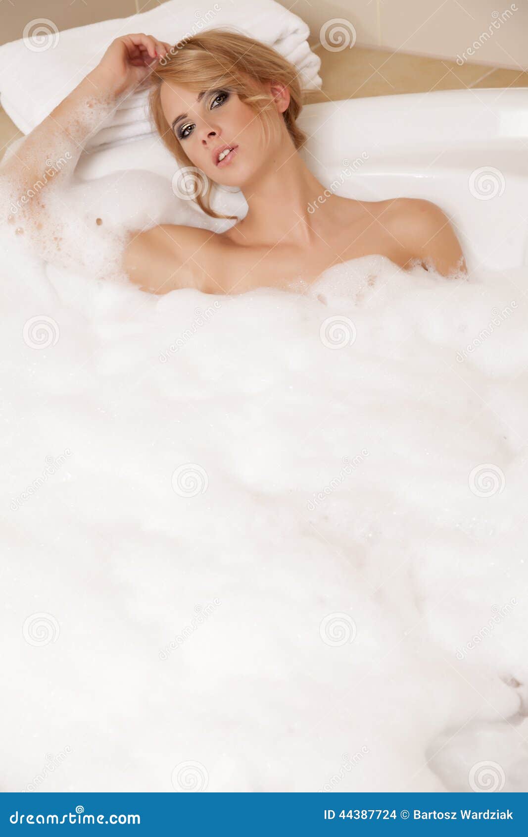 stockfoto frau im entspannenden bad nahaufnahme
